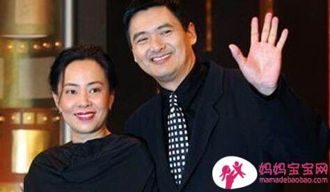 「周润发」拿老婆旧手机、在家烧菜洗衣、会跟老婆吵架的发哥为何说:我们不