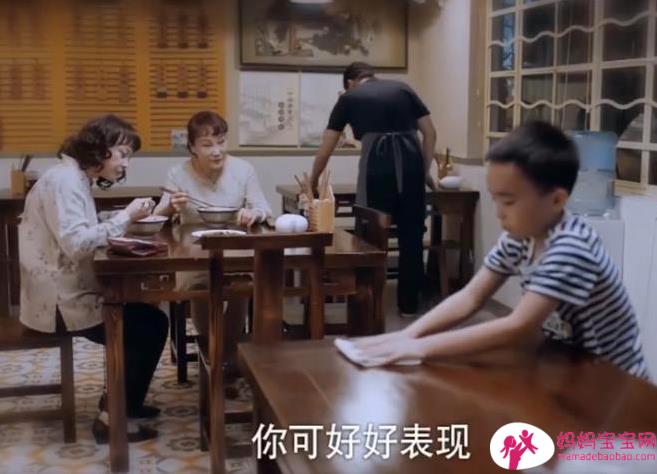贴心大仔懂事照顾弟弟主动关心爸爸健康全职父母感自责甘愿努力工作