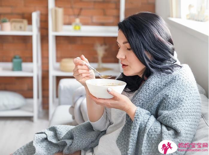 初乳怎么挤？吃到退奶食物怎么办？产后黄金哺乳期该掌握的10个母乳哺喂事项