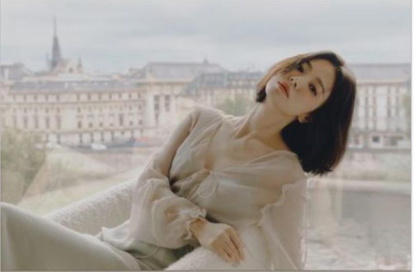 宋慧乔衣领「V到双峰中间」 大片乳白色任人看