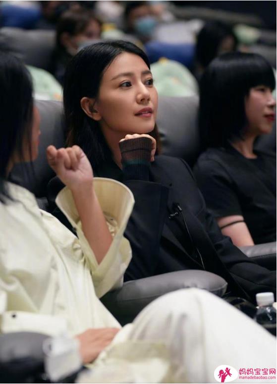 高圆圆穿法国服装亮相！大方借鉴国风元素，比床戏偷摸抄袭强太多