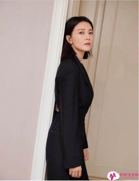 高圆圆穿法国服装亮相！大方借鉴国风元素，比床戏偷摸抄袭强太多