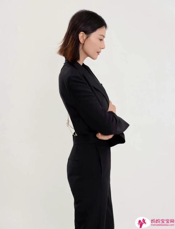 高圆圆穿法国服装亮相！大方借鉴国风元素，比床戏偷摸抄袭强太多