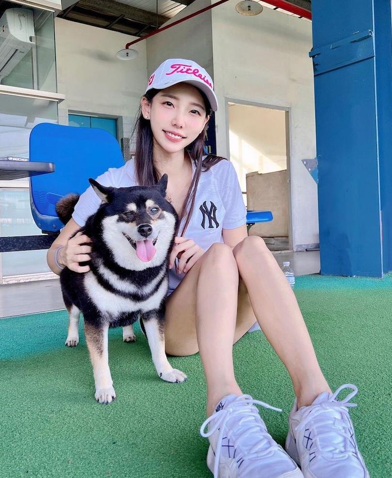 性感重机女王「王晨飘 」S曲线超诱惑，奔驰时的「白嫩长腿」太撩人！