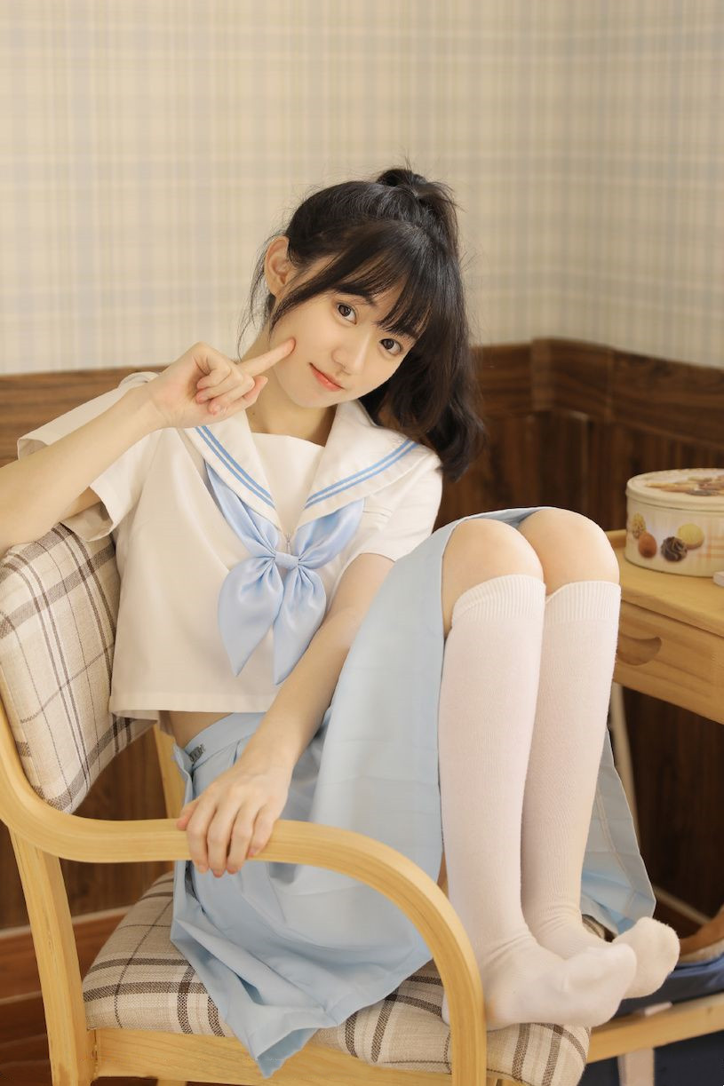 喝宝矿力水得的「超可爱甜妹子」汤音璇「制服美照」太让人恋爱！