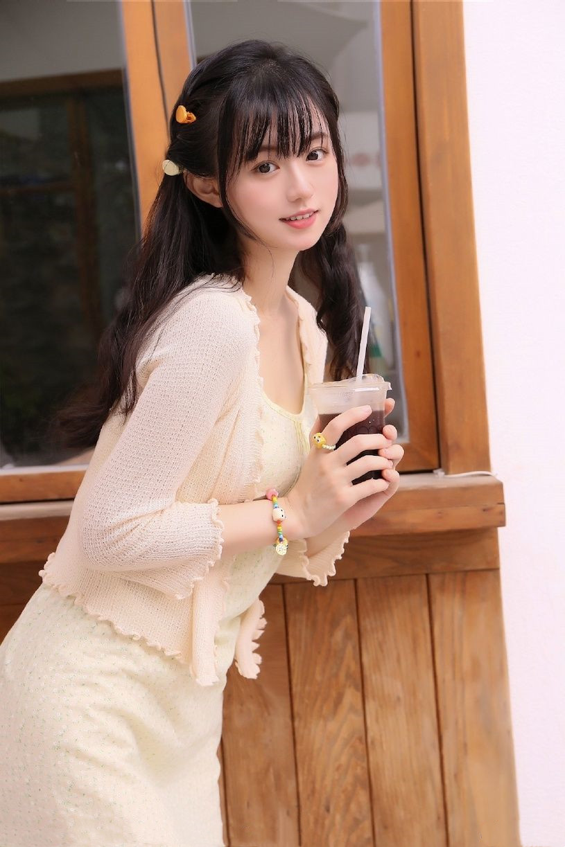 喝宝矿力水得的「超可爱甜妹子」汤音璇「制服美照」太让人恋爱！