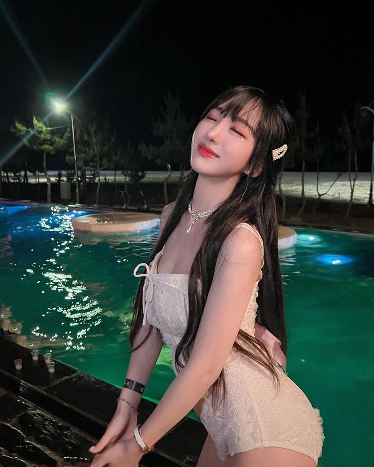 性感辣妹《DJ Nari》高颜值好曲线！色气身材魅惑感满满让人心摇神驰！