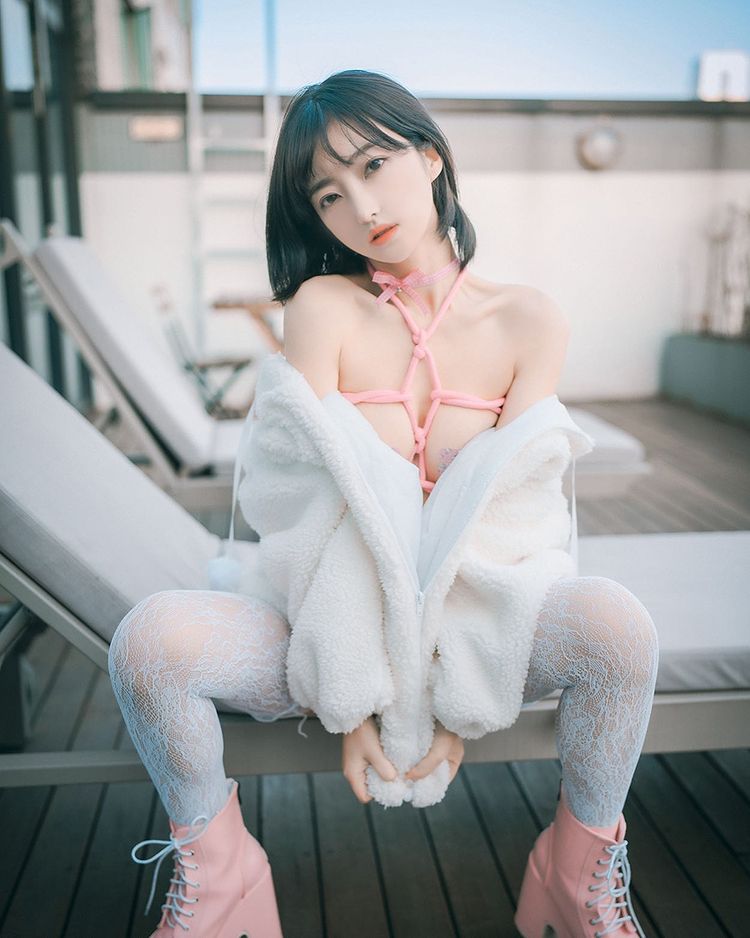 性感辣妹《DJ Nari》高颜值好曲线！色气身材魅惑感满满让人心摇神驰！