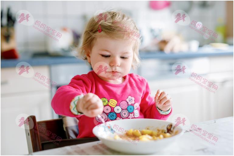 如何培养一个自己吃饭的好宝宝？宝宝自主进食（BLW）全攻略来啦