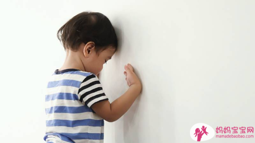 别让小孩用哭逼大人妥协，2岁内行为需要塑造！引导孩子正确行为