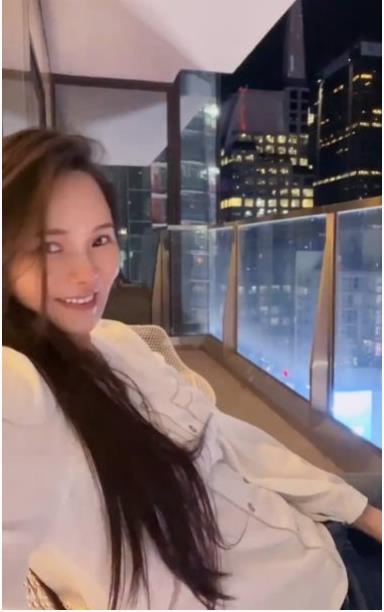 全为了小哈利！54岁伊能静低胸超辣 无P真貌美成这样