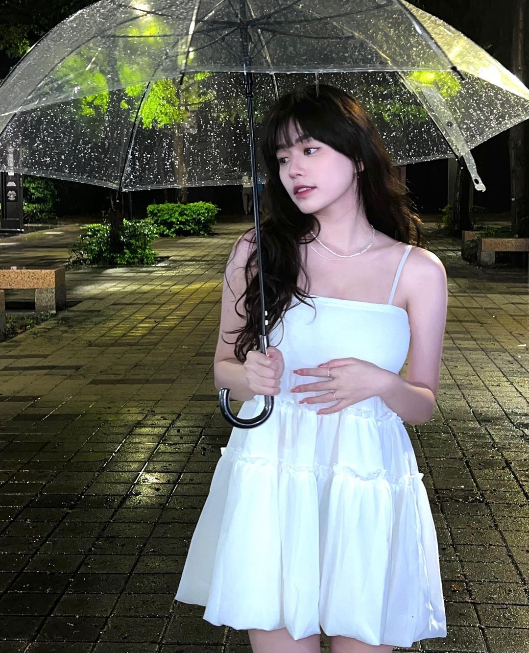 「绝美仙女」夜雨漫步超梦幻，赴美秒转「开放式」超惊喜