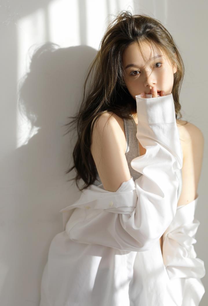 人比花娇！气质正妹可甜可性感… 小露香肩美照一出电翻一票网友