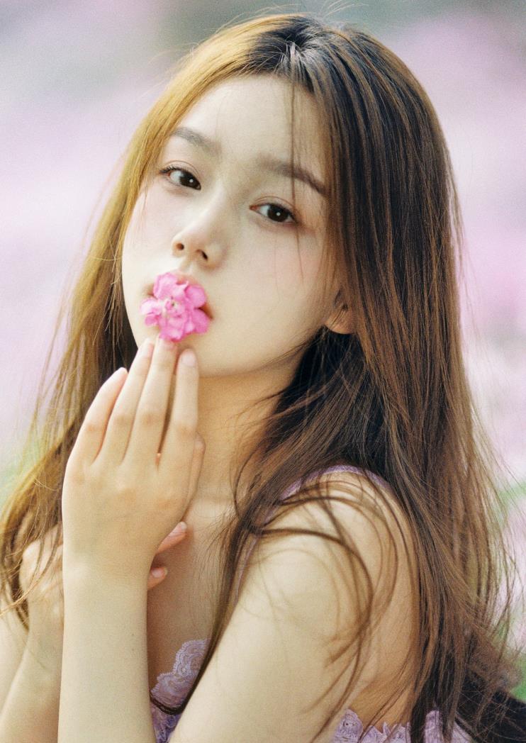 人比花娇！气质正妹可甜可性感… 小露香肩美照一出电翻一票网友