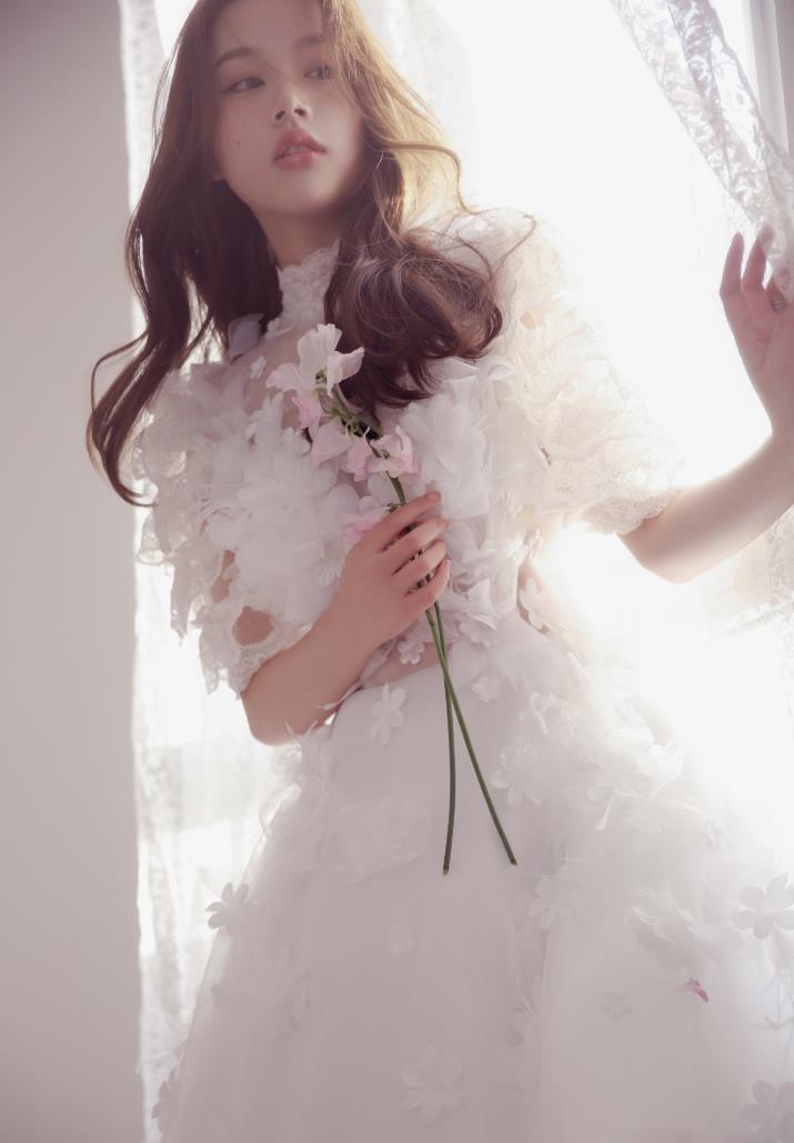 人比花娇！气质正妹可甜可性感… 小露香肩美照一出电翻一票网友