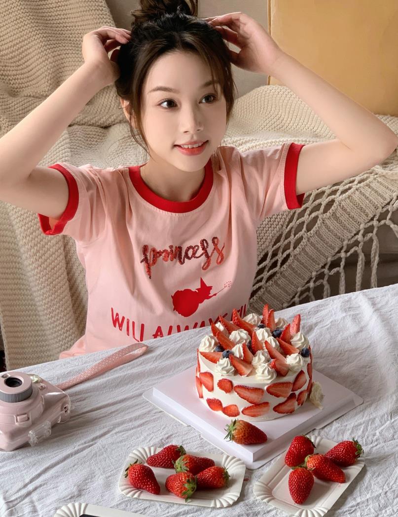 人比花娇！气质正妹可甜可性感… 小露香肩美照一出电翻一票网友