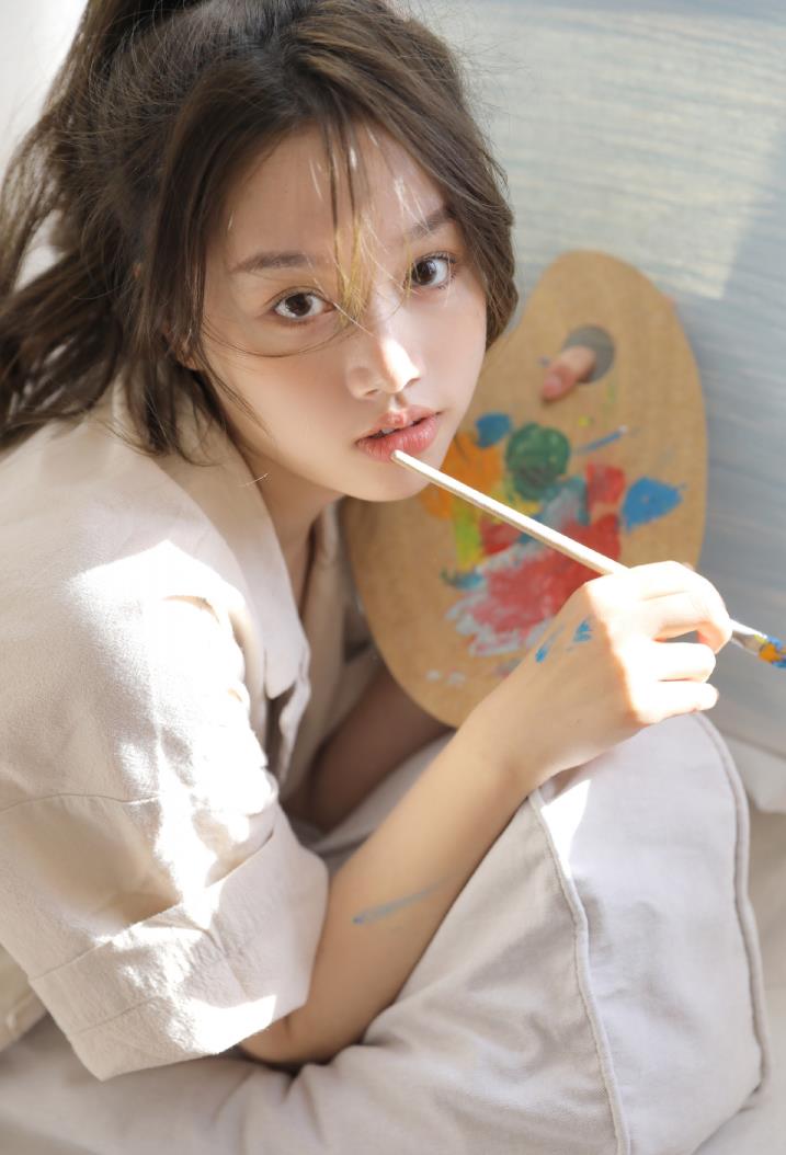 人比花娇！气质正妹可甜可性感… 小露香肩美照一出电翻一票网友