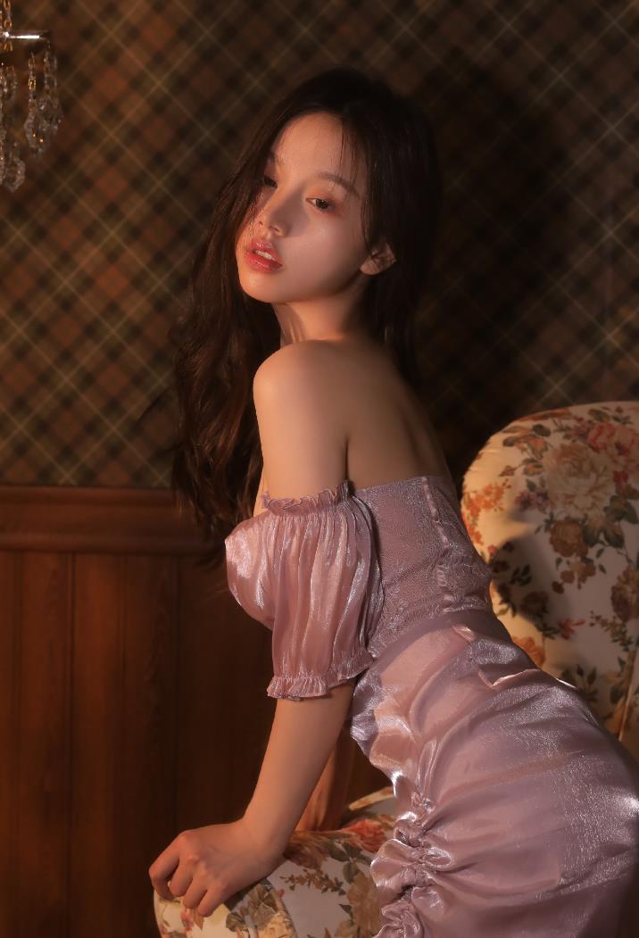 人比花娇！气质正妹可甜可性感… 小露香肩美照一出电翻一票网友