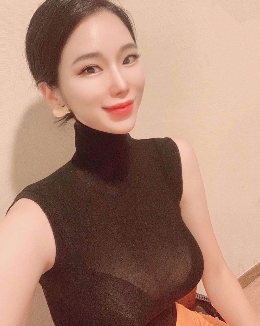 「网拍老板娘」健身练出不科学腰臀比！近照再晒「超肉感长辈」令人惊艳