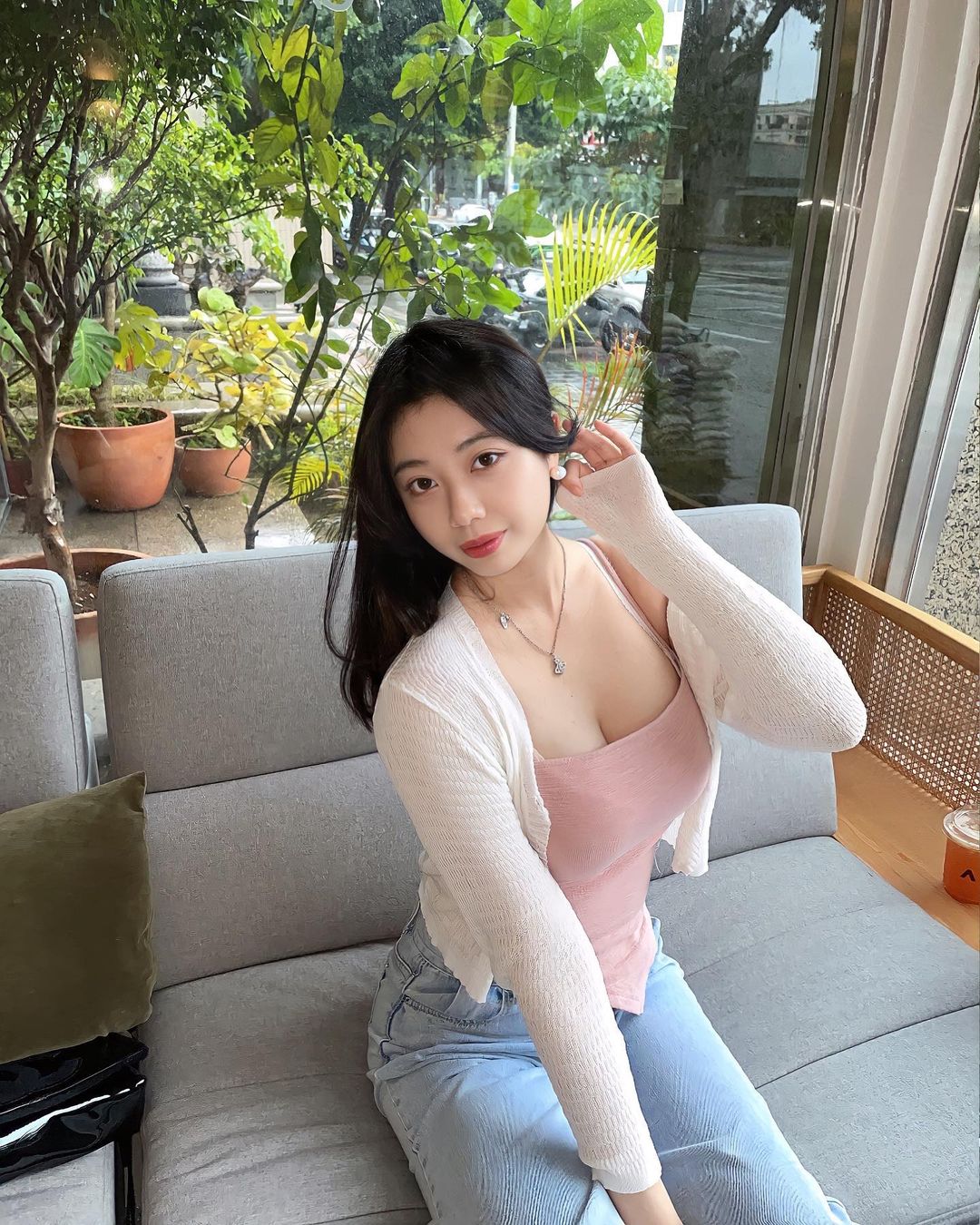 辅大正妹学姊「刘霖霖」呛辣又有料！挖洞泳装秀「雪白豪乳」乡民狂朝圣！