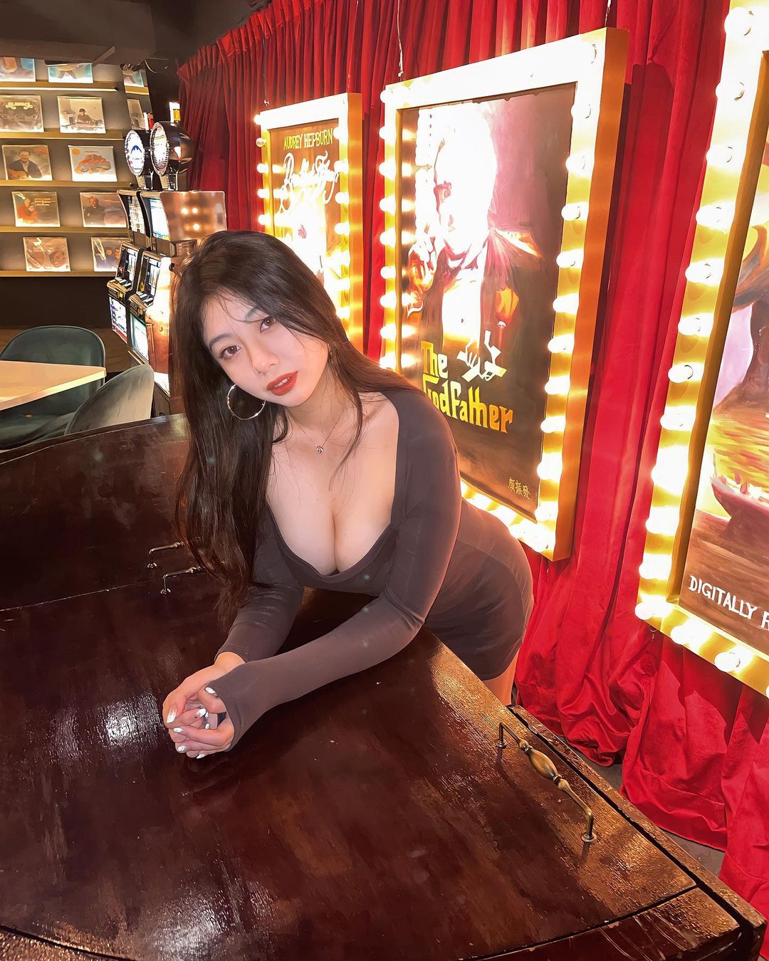 辅大正妹学姊「刘霖霖」呛辣又有料！挖洞泳装秀「雪白豪乳」乡民狂朝圣！