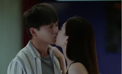 男星对胡歌前女友心动献初吻 被呛：我们只是同事关系