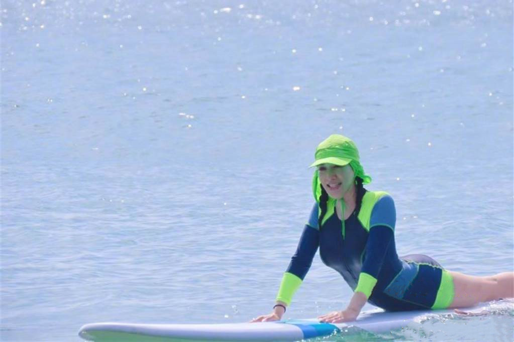 年轻的阿姨钟丽缇穿紧身衣冲浪 尽现前凸后翘好身材