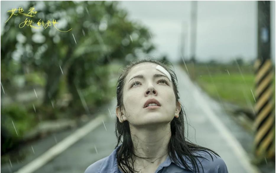 女神许玮宁脱罩雨中狂奔喊：痛快！「烟雾缭绕」现温柔力量