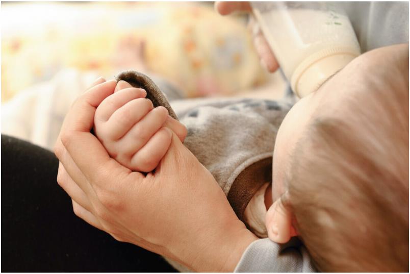 孩子手没力「笔都握不好」！ 医提醒：别再喂饭了