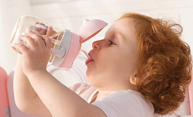 从奶瓶过渡到水杯 – 训练宝宝用水杯喝水