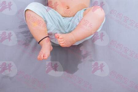 宝宝尿床怎么办？爸妈如何正确处理？