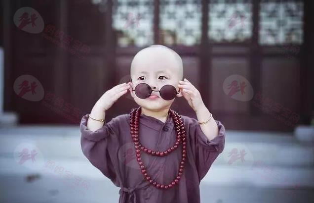 剃光头能让头发变粗变多吗？宝宝夏天剃光头好吗？