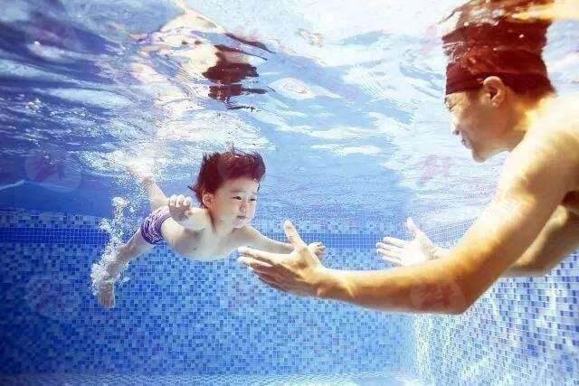 宝宝学游泳指南（健康宝宝天生不怕水！）