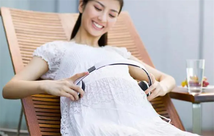 阅读胎教故事书 胎宝越听越聪明（胎教能促进宝宝大脑的发育）