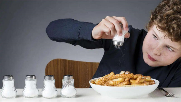 宝宝长不高 宝宝过早吃盐的危害