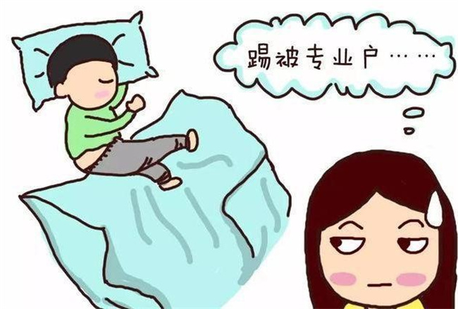 宝宝晚上总爱踢被子是怎么回事