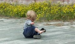 孩子摔倒了，家长要不要扶