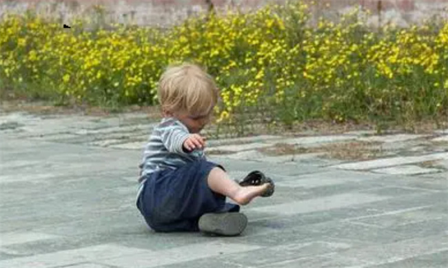 孩子摔倒了，家长要不要扶