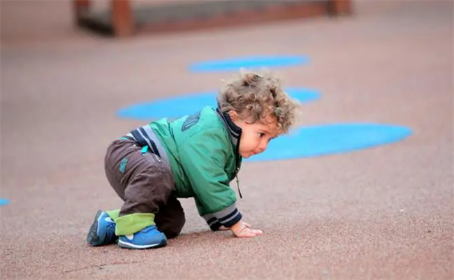 孩子摔倒了，家长要不要扶