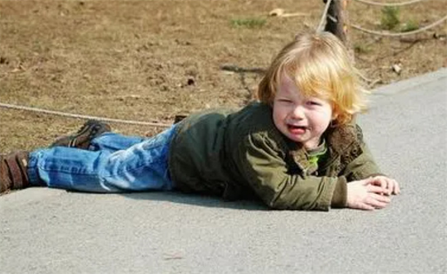 孩子摔倒了，家长要不要扶