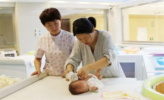 宝宝的脐带多少天会自动脱落（3-15天）