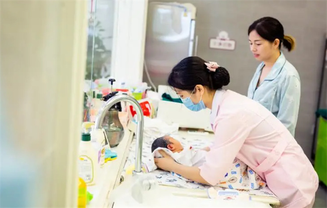 宝宝的脐带多少天会自动脱落（3-15天）