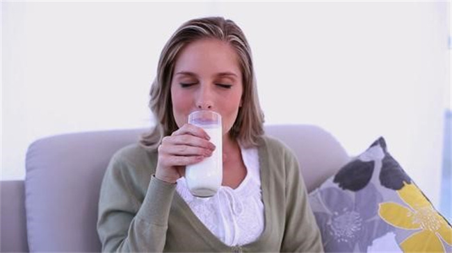 孕期多喝牛奶宝宝的皮肤会白吗（不会）