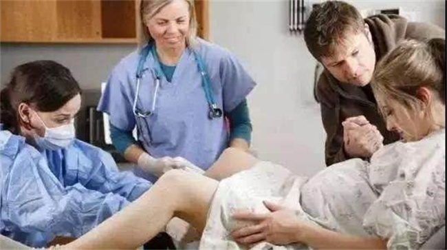 孕妇随时可能分娩的症状（规律腹痛、宫缩、破水、见红）