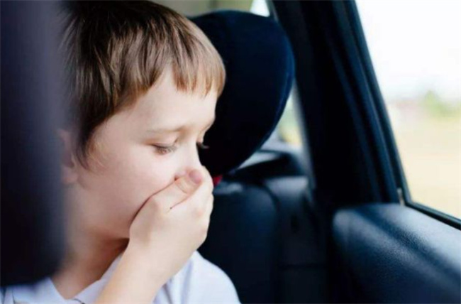 外出旅游怎样防范孩子晕车（不要吃太饱、不要空腹、少吃零食）