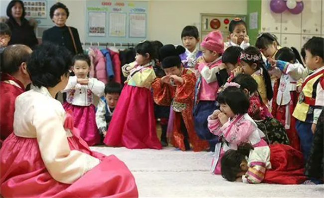 国外的孩子是多大入园