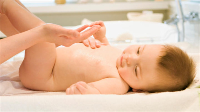 如何正确给婴儿进行胸部按摩