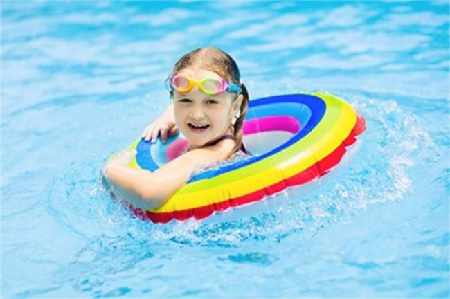 孩子喜欢游泳那么该怎么教导