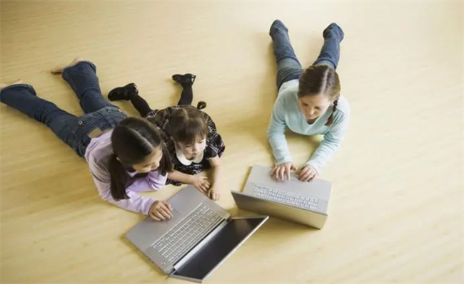 给孩子接触电脑太早会有哪些好处及坏处