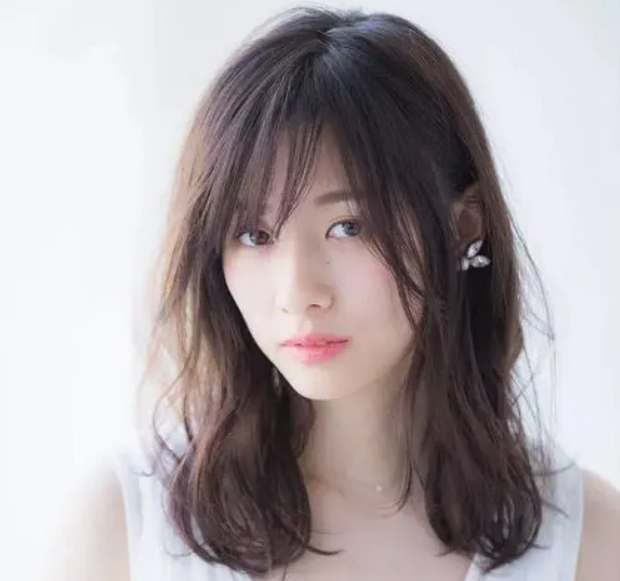  长脸美女必读：最适合长脸的时尚发型指南